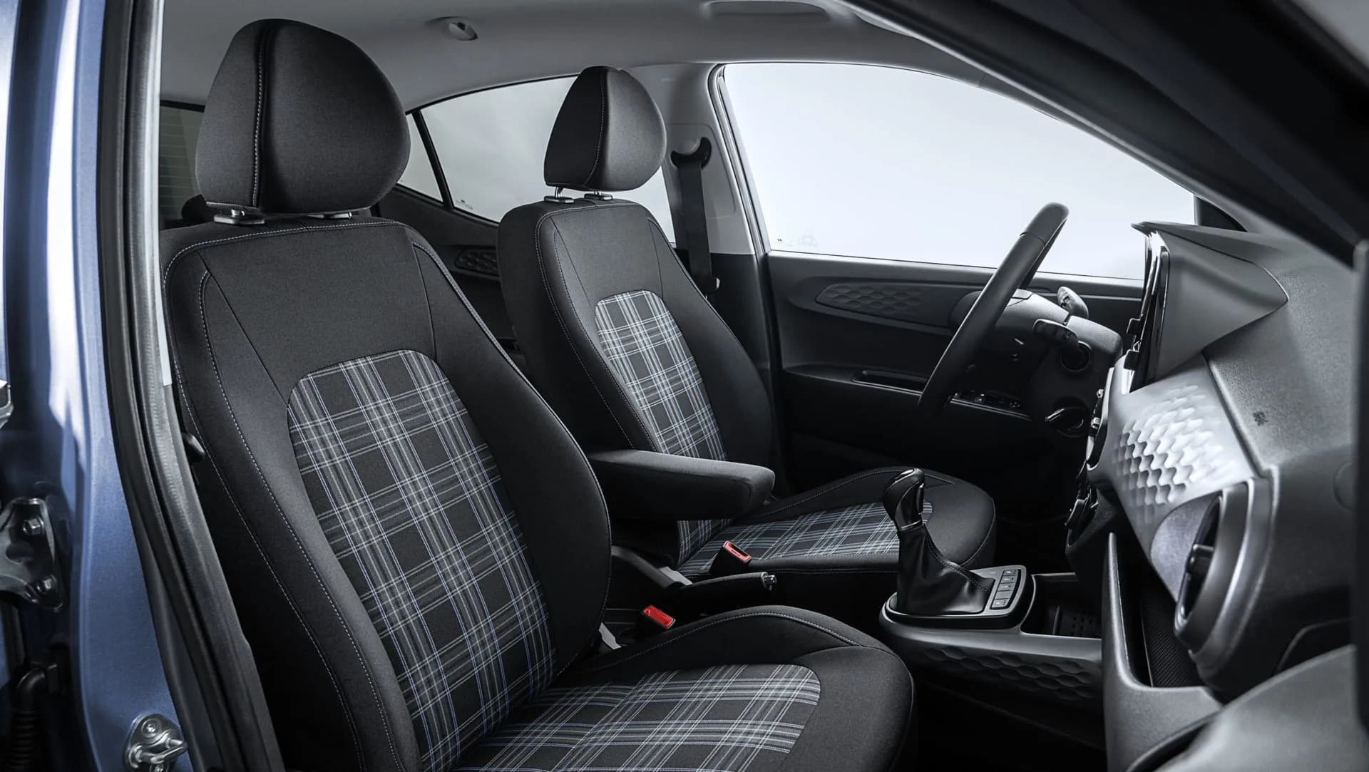 Hyundai Nouvelle Grand i10 — Interior 2/4