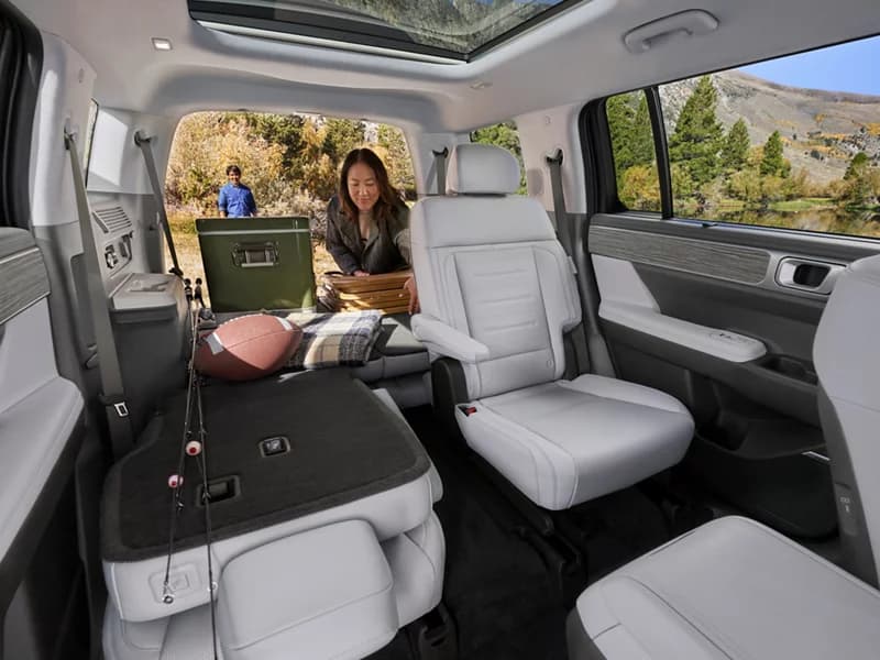 Hyundai Santa Fe HEV — Interior 3/4