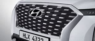 Grille de radiateur chromée réfléchissant la lumière